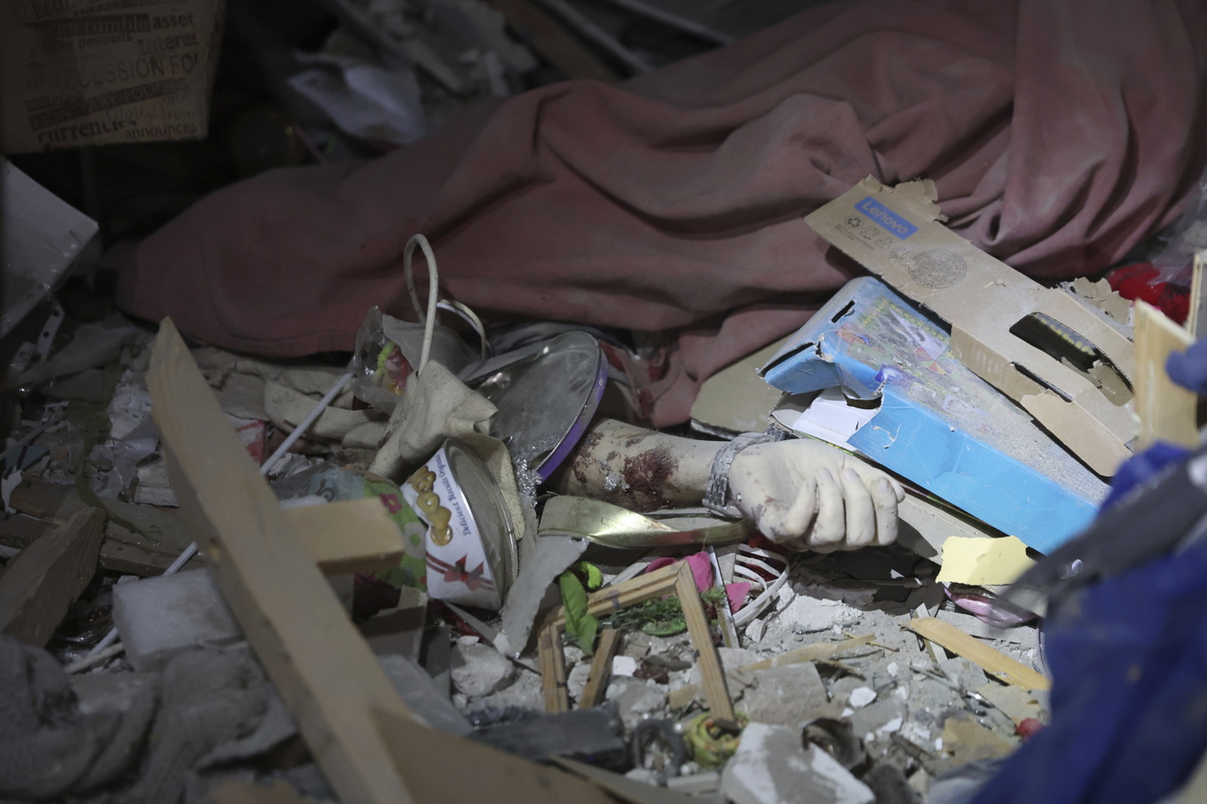 En hand tillhörande ett offer för attacken mot Zaporizjzja sticker upp ur bråte. Foto: Kateryna Klochko/AP/TT