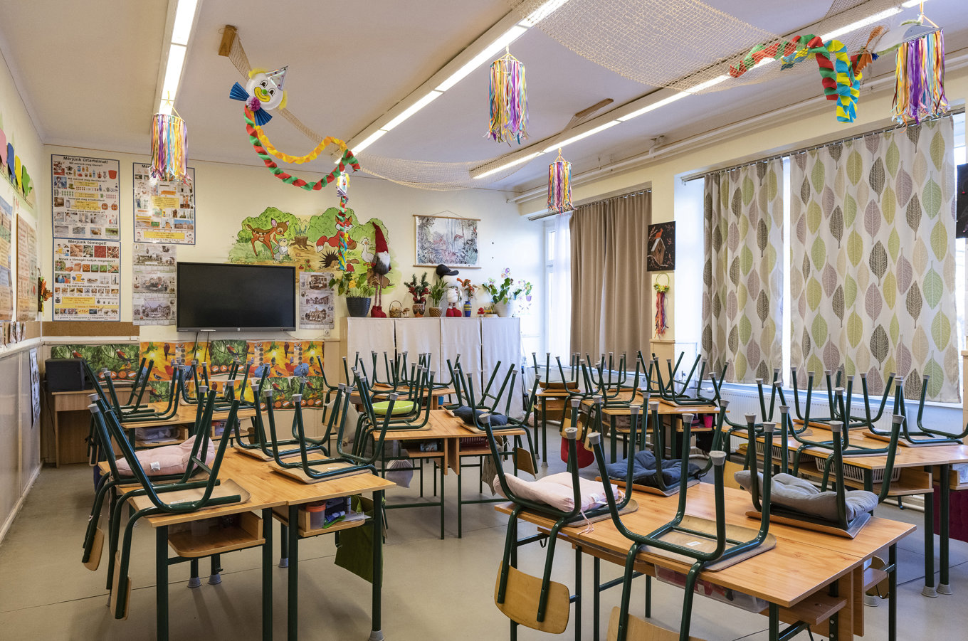 Hundratals ungerska skolor fick evakueras. Skolan på bilden ligger i staden Nyiregyhaza. Arkivbild. Foto: Attila Balazs/AP/TT