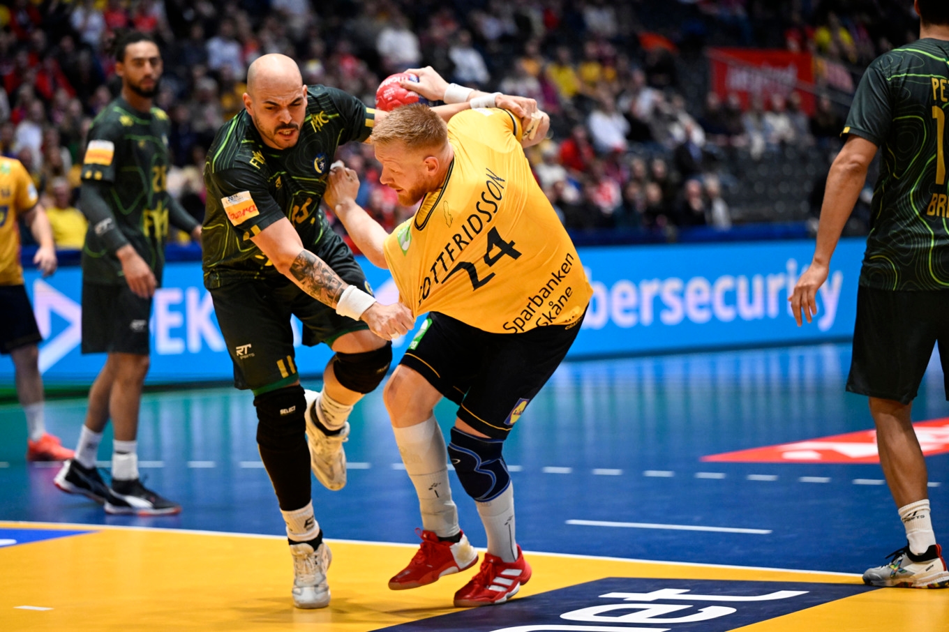 Jim Gottfridsson i mötet med Brasilien. Foto: Fredrik Sandberg/TT