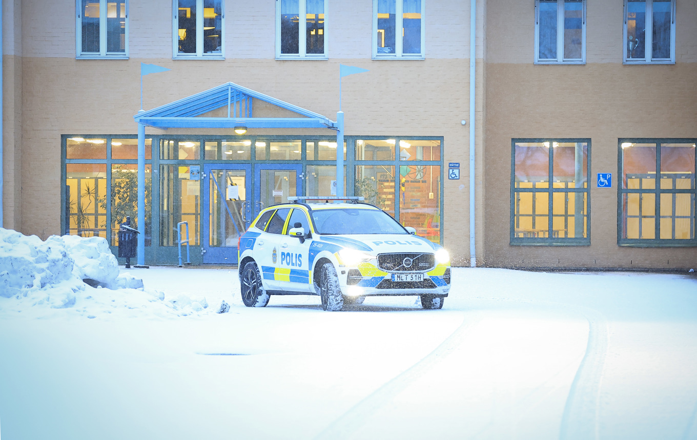 Polis vid Kyrkskolan i Ludvika, en av de skolor som hölls stängda efter hot om ett nära förestående våldsdåd. Foto: Mickan Mörk/TT