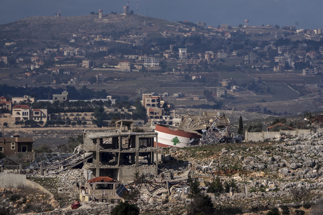 Libanesiska byar i gränstrakterna mot Israel, fotograferade från den israeliska sidan av gränsen. Bilden togs på torsdagen. Foto: Ariel Schalit/AP/TT