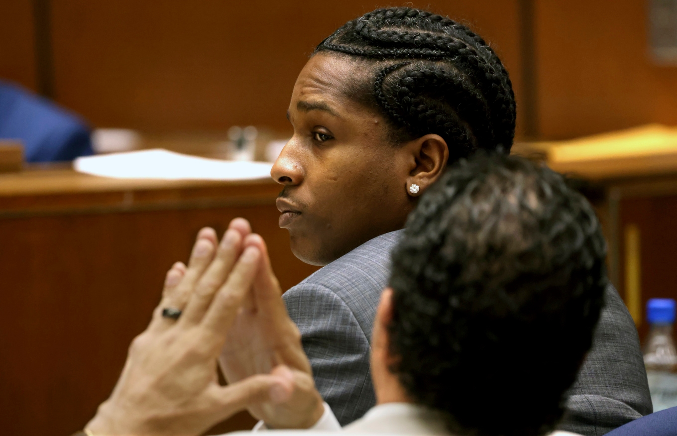 Rapstjärnan Asap Rocky var på plats under den inledande rättegångsdagen där han står åtalad för grov misshandel. Foto: Genaro Molina/Los Angeles Times via AP/TT