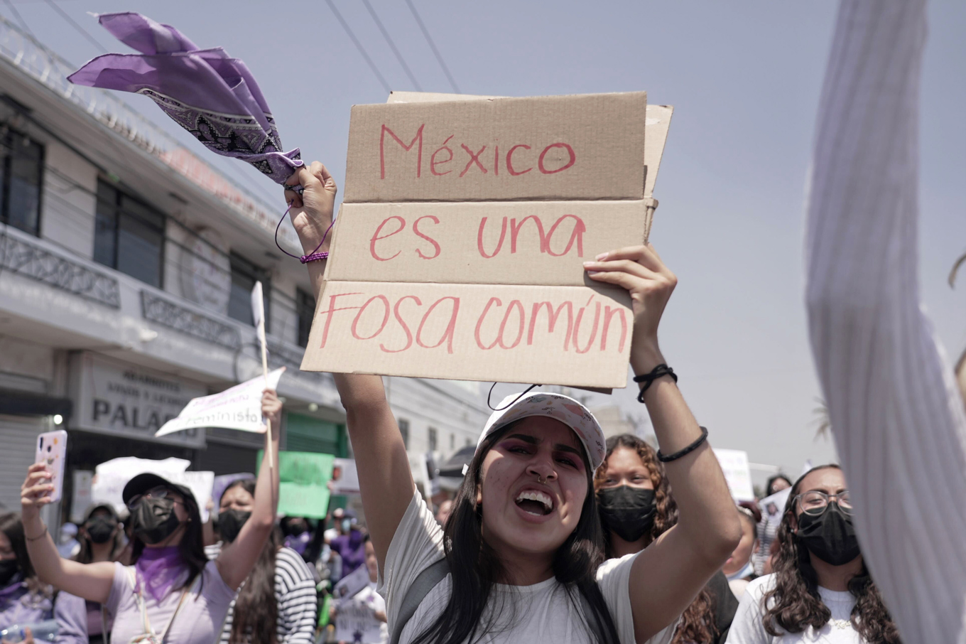 Under en demonstration mot våldet i Mexiko i april i fjol bär en kvinna en skylt med texten "Mexiko är en massgrav". Foto: Fernanda Pesce/AP/TT