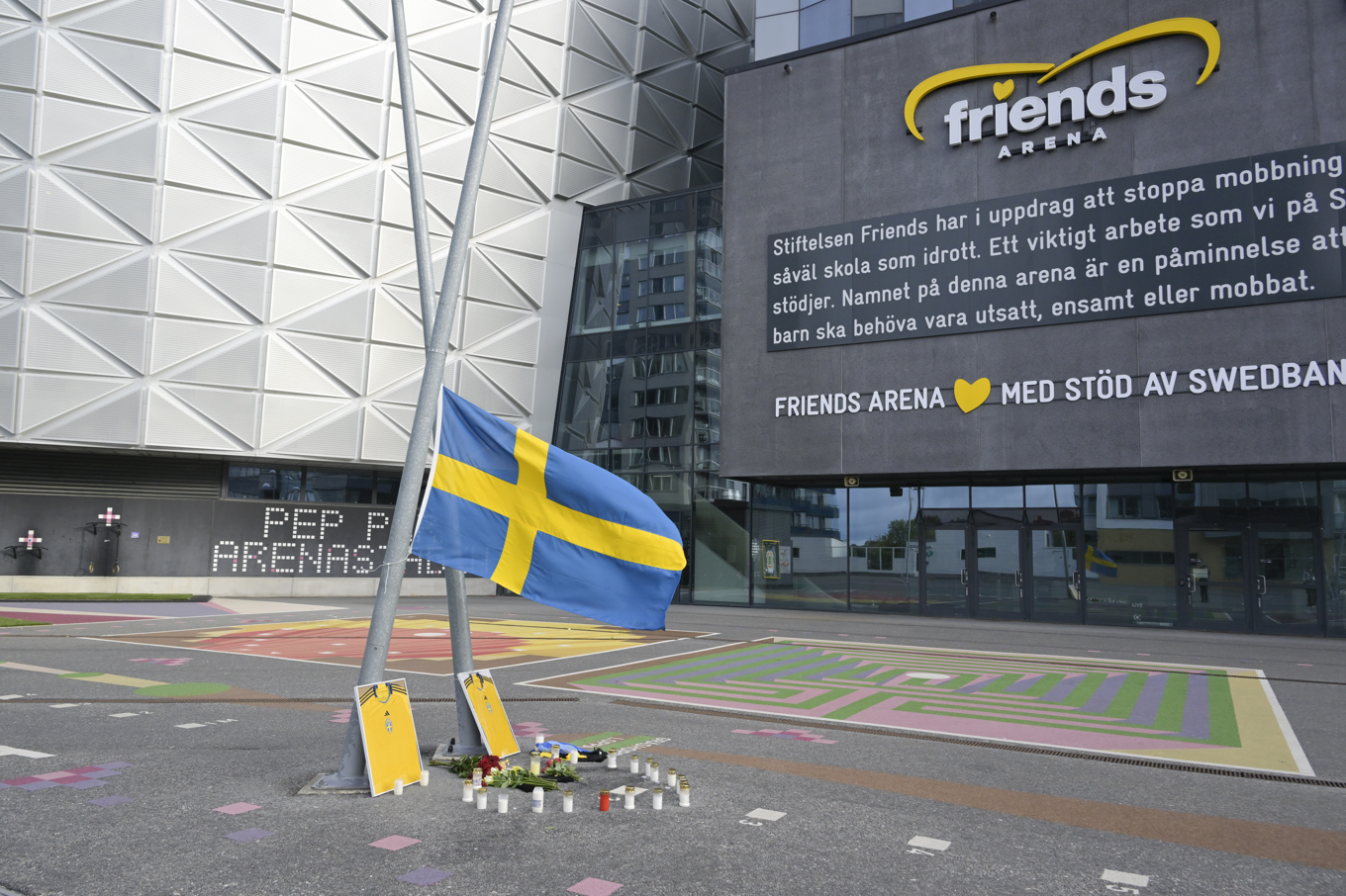 Minnesplats för de två svenska fotbollssupportrarna som dödades i ett terrordåd i Bryssel i oktober 2023. Arkivbild. Foto: Janerik Henriksson/TT