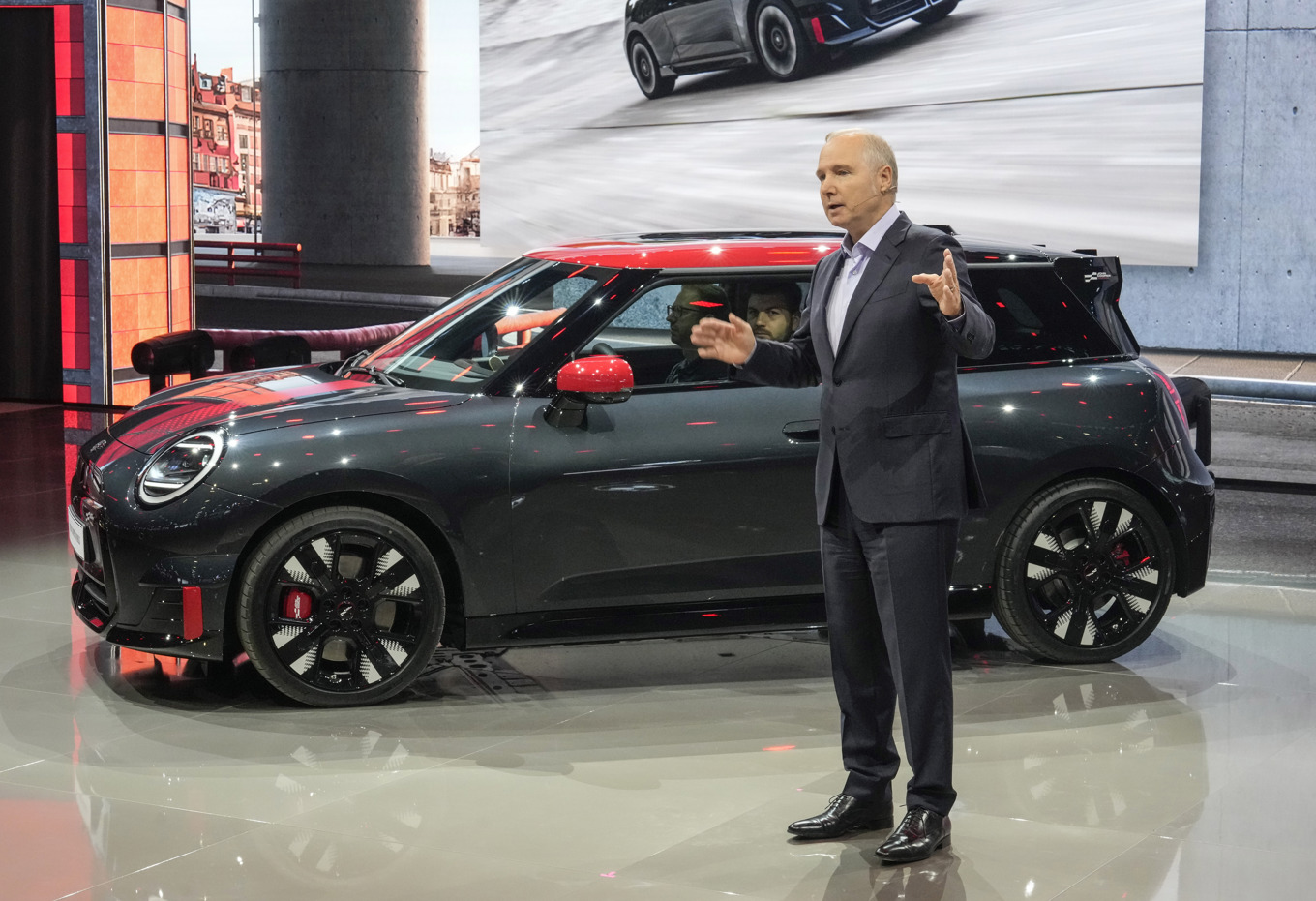 BMW-direktören Jochen Goller visar upp elbilsmodellen Mini Cooper. Arkivbild. Foto: Michel Euler/AP/TT