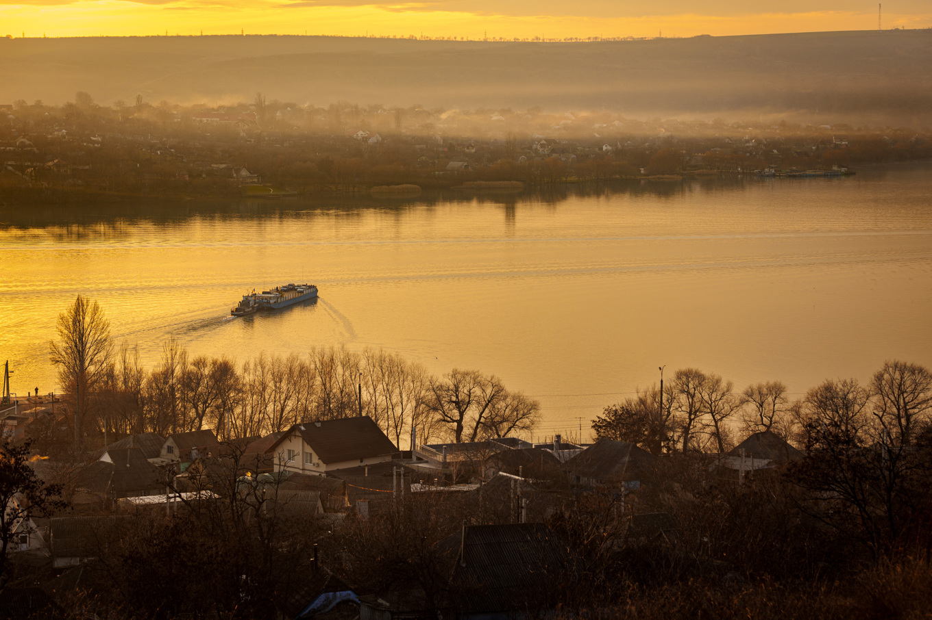 Ett fartyg på floden Dnjestr på väg mot utbrytarområdet Trasnistrien i Moldavien i början av januari. Arkivbild. Foto: AP/TT
