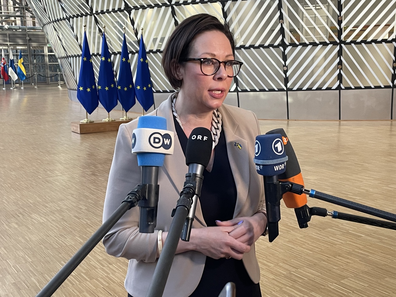 Utrikesminister Maria Malmer Stenergard på väg in till måndagens EU-möte i Bryssel. Foto: Wiktor Nummelin/TT