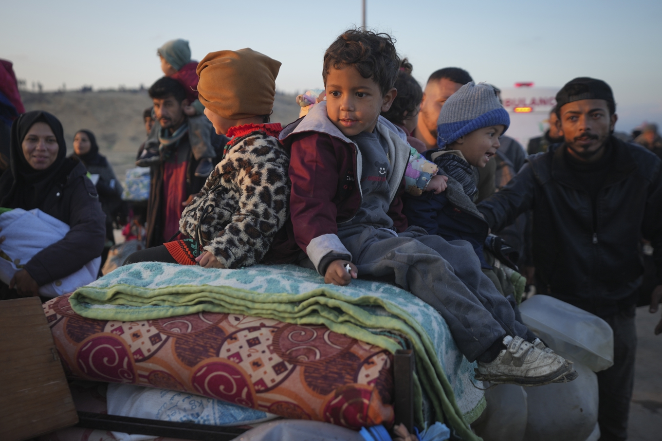 Palestinier från norra Gaza som flytt under kriget återvänder hem på måndagen. Foto: Abdel Kareem Hana/AP/TT