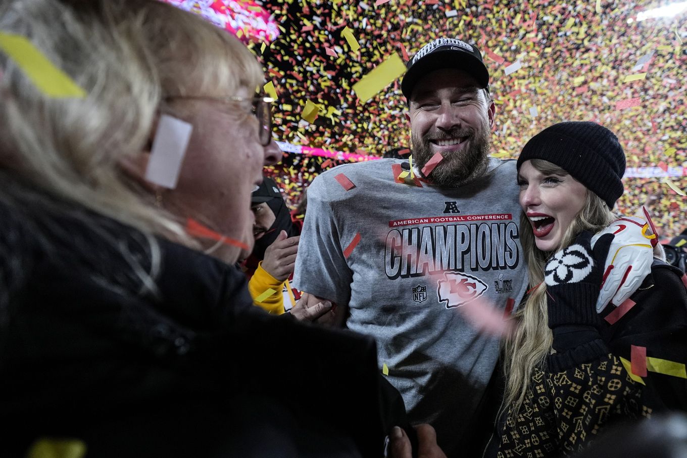 Travis Kelce och Taylor Swift firar finalplatsen i Super Bowl tillsammans med Travis mamma Donna. Foto: Ashley Landis/AP/TT