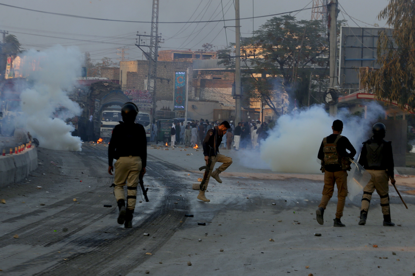 Tårgas i samband med att demonstranter i Peshawar i november 2024 krävde att en man anklagad för blasfemi lämnades över till folket. Foto: Muhammad Sajjad/AP/TT
