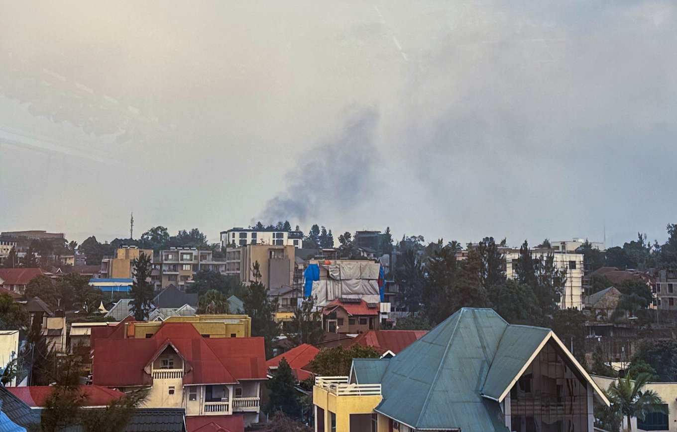 Rök stiger över miljonstaden Goma i Kongo, som ligger på gränsen mot Rwanda och är sammanvuxen med den rwandiska staden Gisenyi. Bild från den 27 januari. Foto: Moses Sawasawa/AP/TT