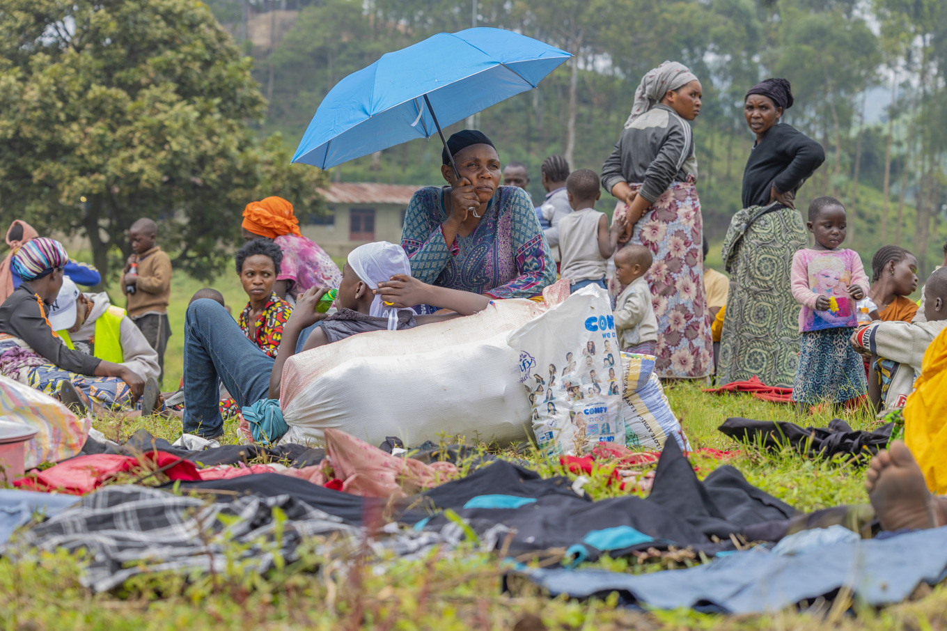 Kongoleser som korsat gränsen till Rwanda undan striderna i Goma på tisdagen. Foto: Yuhi Irakiza/AP/TT
