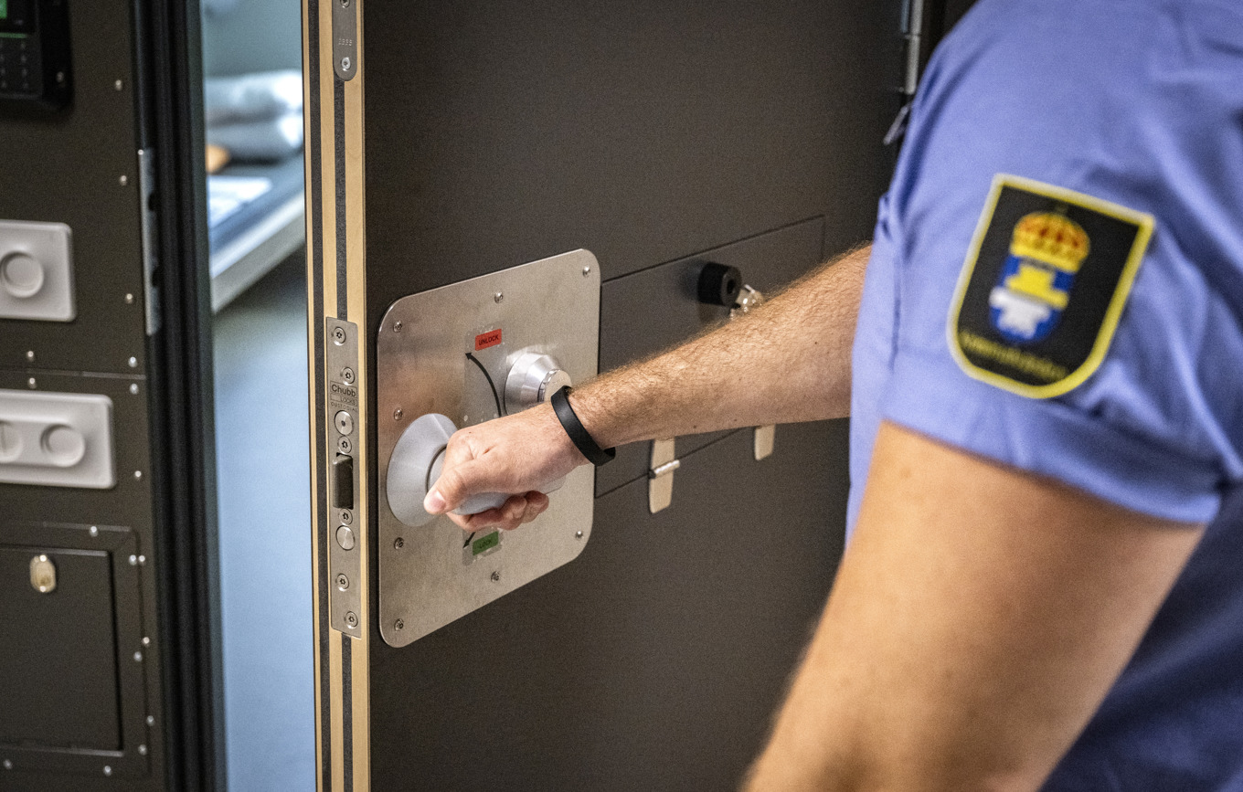 Kriminalvårdare vid en häktescell. Arkivbild. Foto: Johan Nilsson/TT