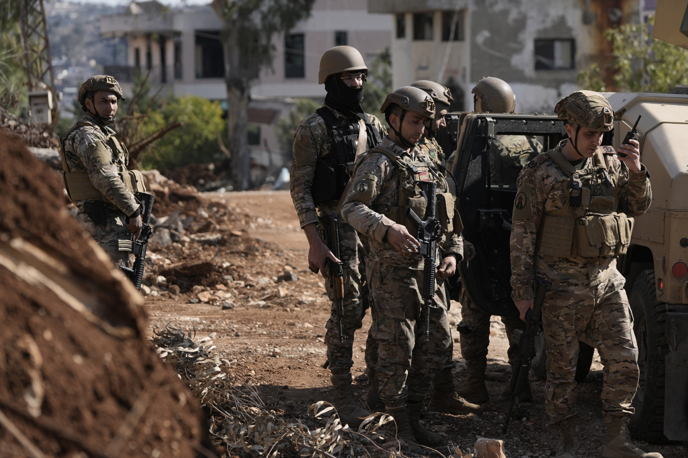 Libanons reguljära armé har tagit över en del ställningar i den tilltänkta buffertzonen i landets södra del, som här i byn Aïtaroun. Foto: Bilal Hussein/AP/TT