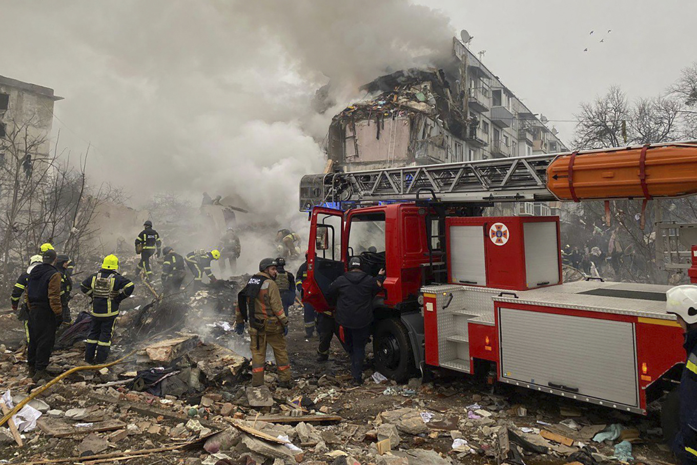 Räddningspersonal i Poltava där minst tre personer uppges ha dödats i en rysk attack mot ett lägenhetshus. Foto: Ukrainska räddningstjänsten via AP/TT