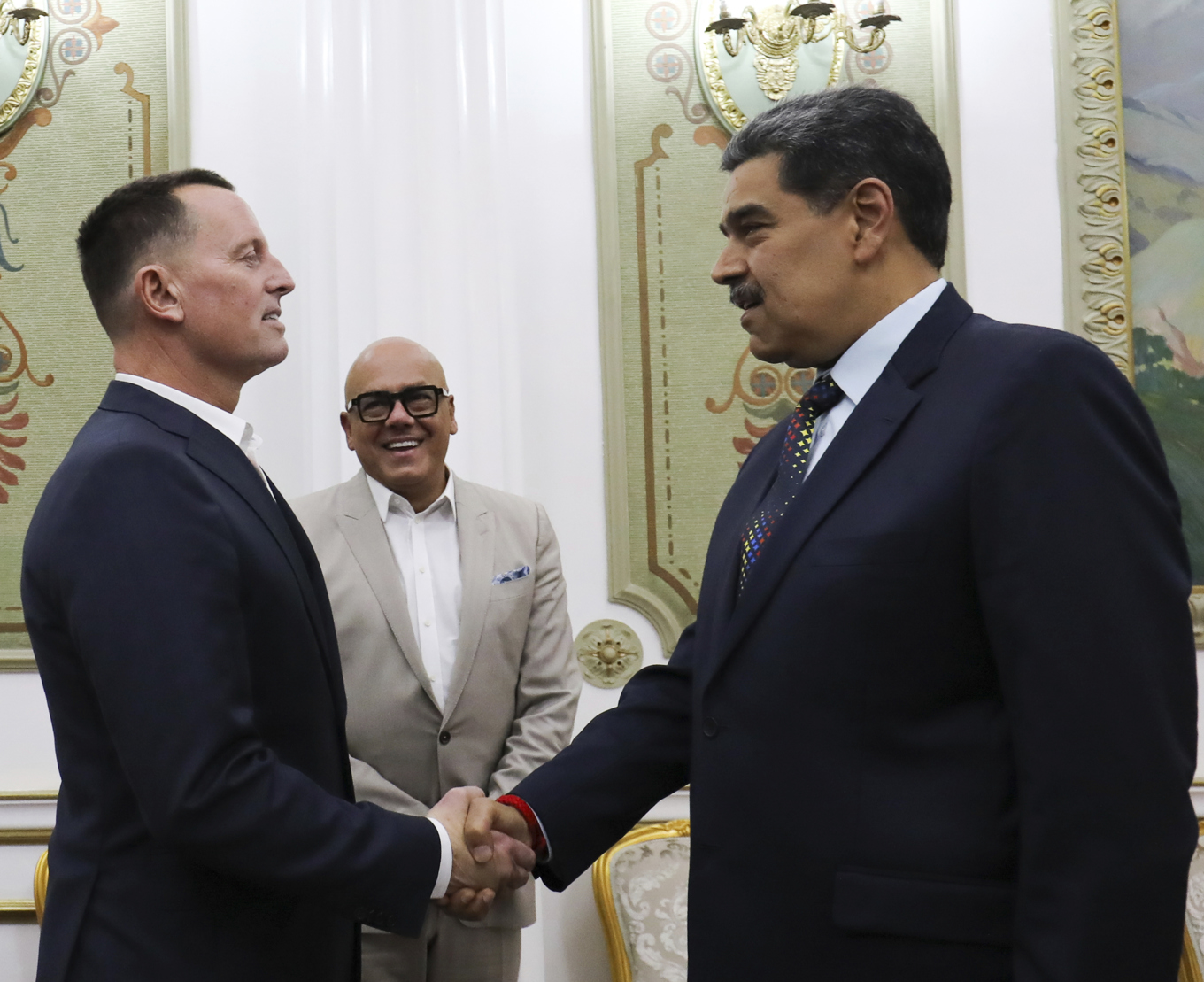 Donald Trumps sändebud Richard Grenell skakar hand med Venezuelas president Nicolás Maduro i Caracas på fredagen. Foto: Venezuelas presidentkansli via AP/TT