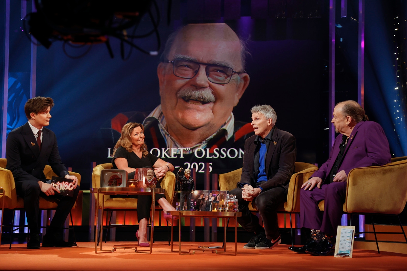 Programledarna Daniel Norberg och Lotta Engberg pratar med journalisten Christian Olsson och artisten Olle Jönsson i söndagens "Bingolotto". Foto: Adam Ihse/TT