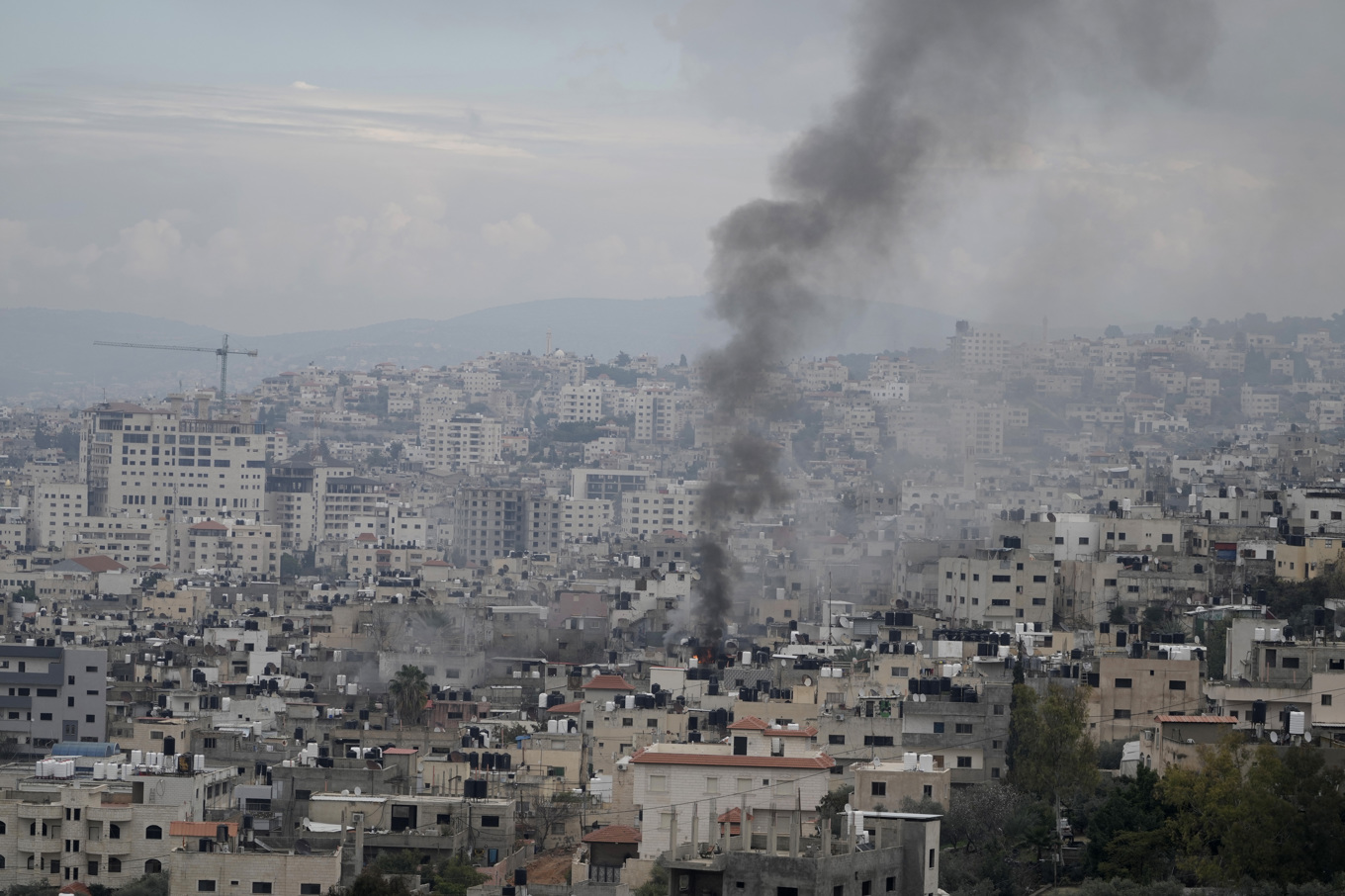 Israel har även tidigare under den pågående vapenvilan attackerat Jenin och intilliggande flyktingläger. Bilden visar en rökpelare som stiger över staden efter en attack den 24 januari i år. Foto: Majdi Mohammed/AP/TT