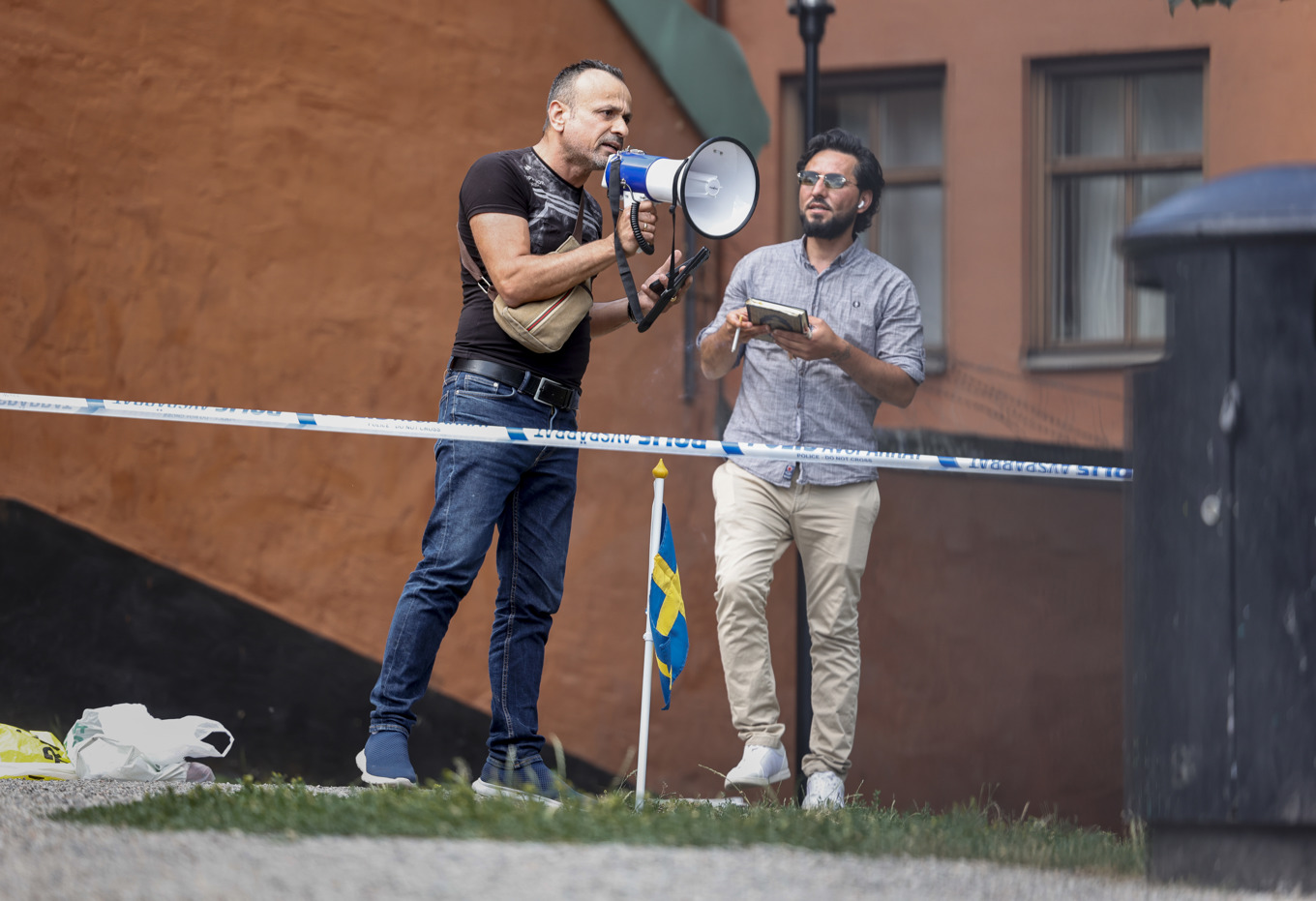Salwan Najem (till vänster) och Salwan Momika vid en sammankomst då de brände koranen utanför Stockholms moské vid Medborgarplatsen i Stockholm den 28 juni 2023. Momika sköts till döds den 29 januari. Foto: Stefan Jerrevång/TT