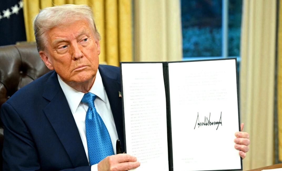 President Donald Trump med ett signerat dekret i Vita huset den 31 januari. Trump och Vita huset tillbakavisar kritiken mot planerade tullar. Foto: Mandel Ngan/AFP via Getty Images