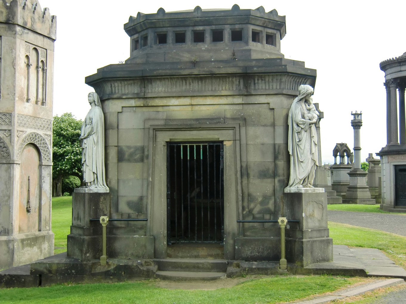 Om man bygger alltför storslagna gravmonument kan det krävas bygglov. Graven på bilden har inget med ärendena i Malmö att göra. Foto: Marco Rickhoff