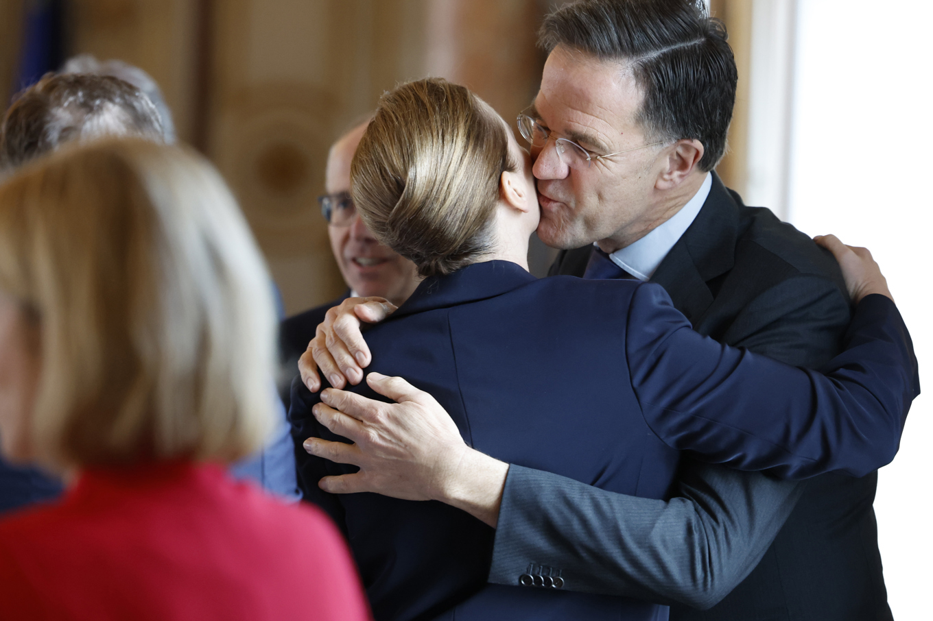 Natos generalsekreterare Mark Rutte kramar om Danmarks statsminister Mette Frederiksen på måndagens toppmöte i Bryssel. Foto: Geert Vanden Wijngaert/AP/TT