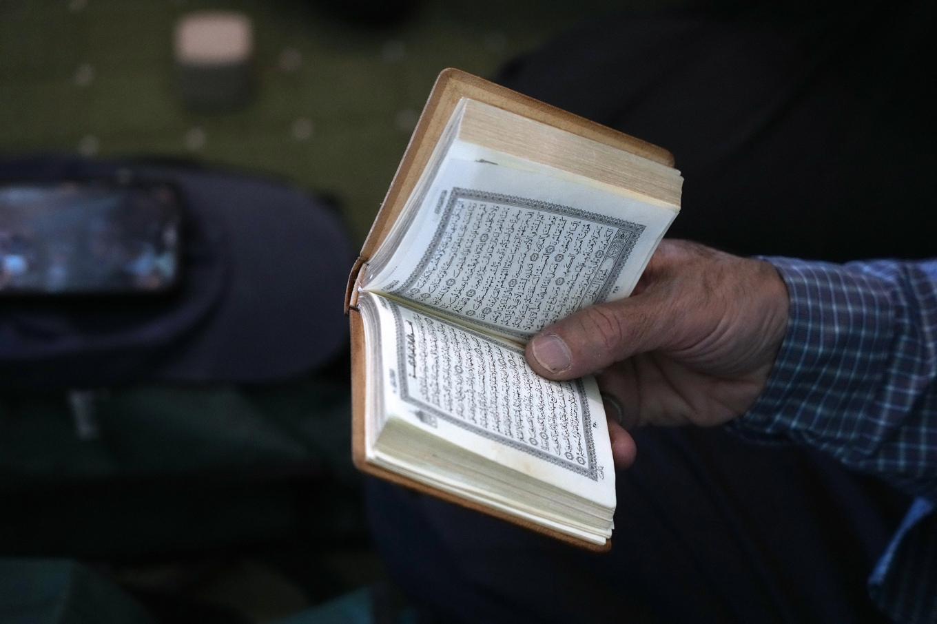 En imam i en stor shiamuslimsk församling i Stockholm ska utvisas av säkerhetsskäl. Arkivbild. Foto: Vahid Salemi/AP/TT