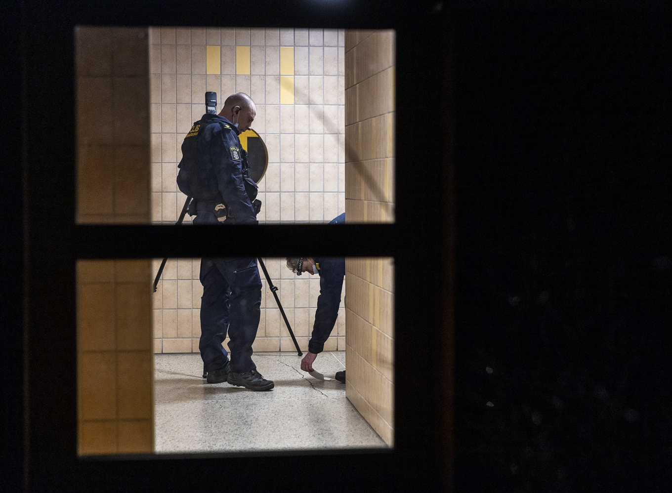 Poliser på plats efter mordet på Salwan Momika i Södertäljestadsdelen Hovsjö på kvällen den 29 januari. Foto: Stefan Jerrevång/TT