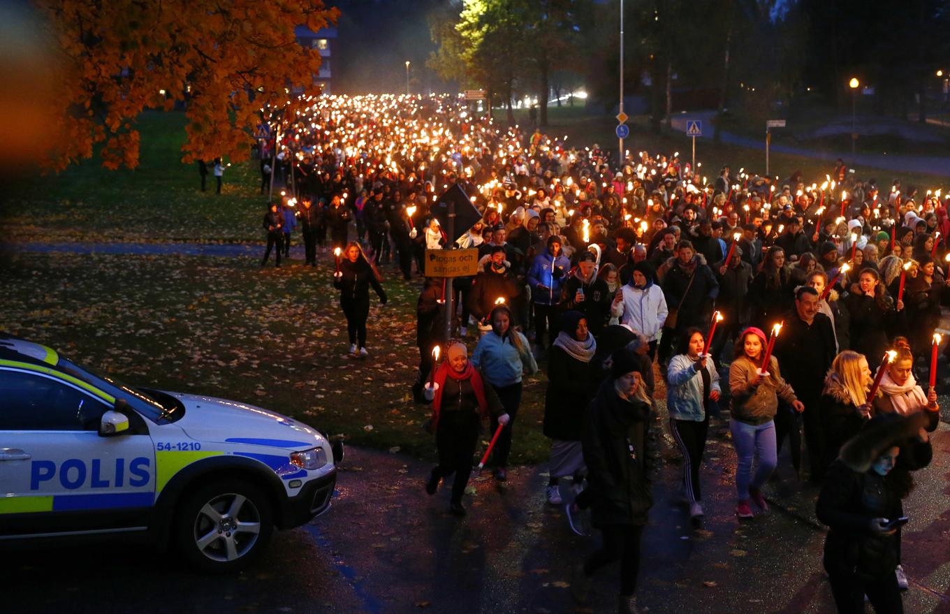 Ett fackeltåg i Trollhättan som anordnades ett år efter attacken på en skola i kommunen. Arkivbild. Foto: Thomas Johansson/TT