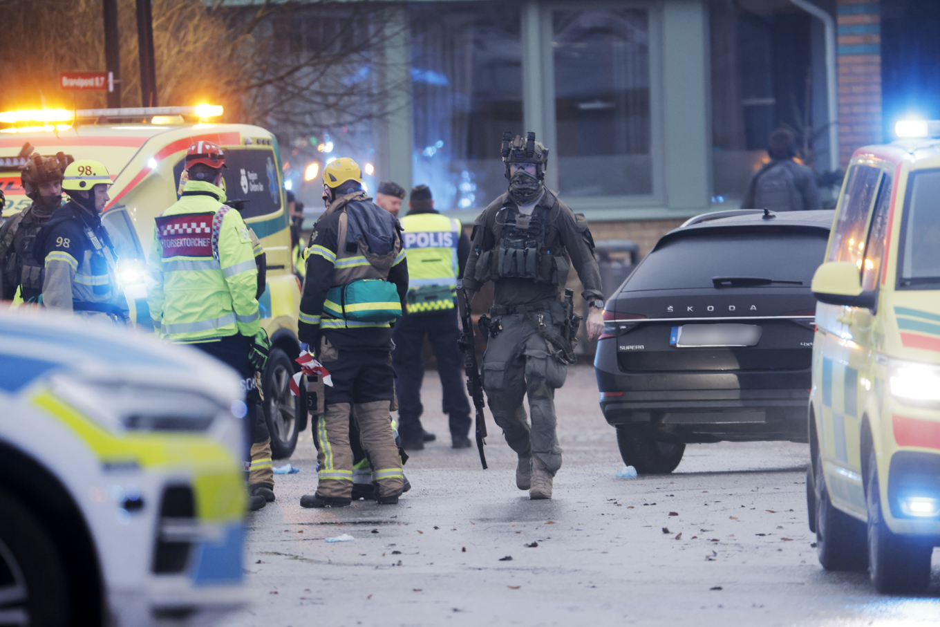Omfattande polisinsatser genomförs i Örebro. Foto: Kicki Nilsson/TT
