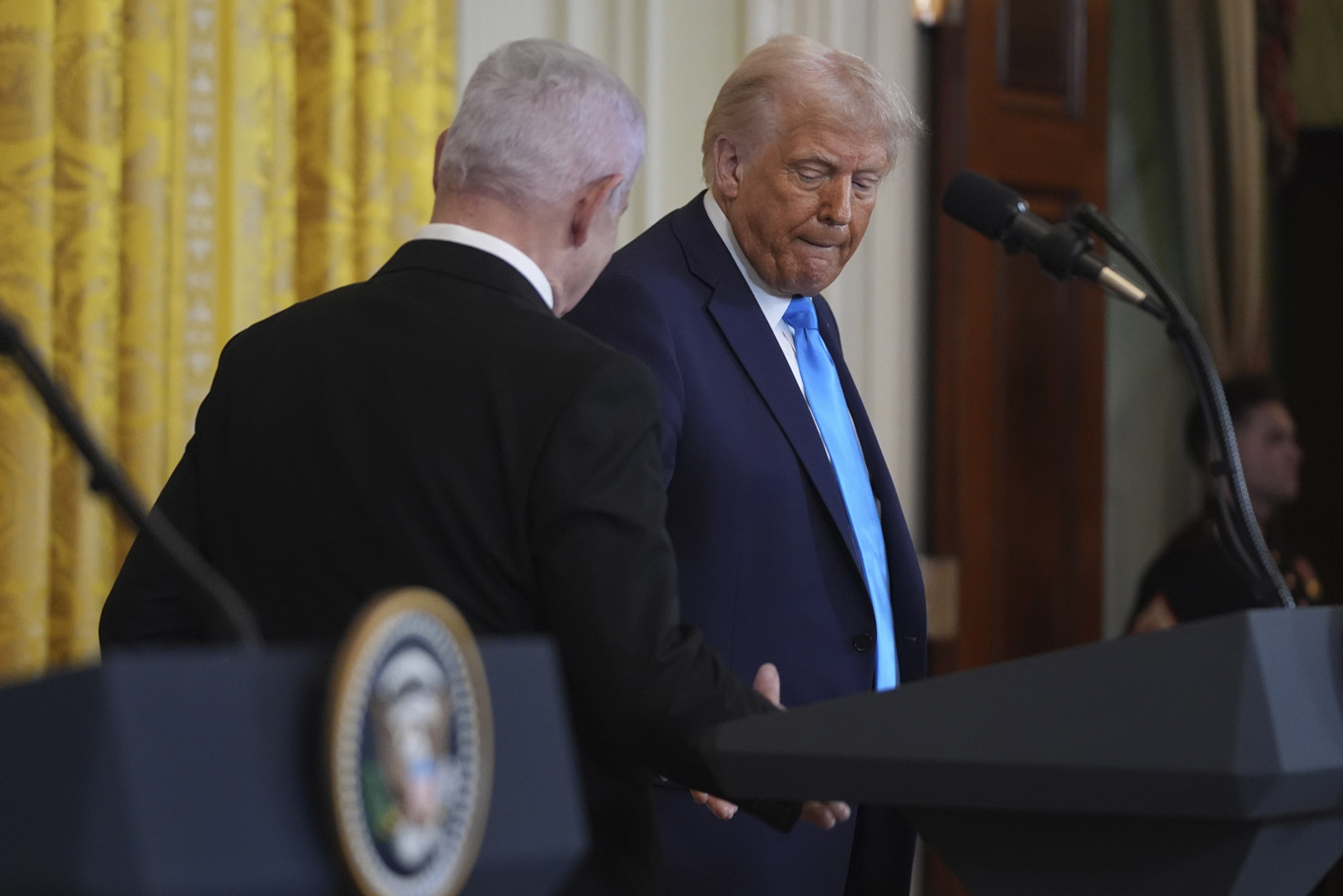 USA:s president Donald Trump skakar hand med Israels premiärminister Benjamin Netanyahu i Vita huset. Foto: Evan Vucci/AP/TT