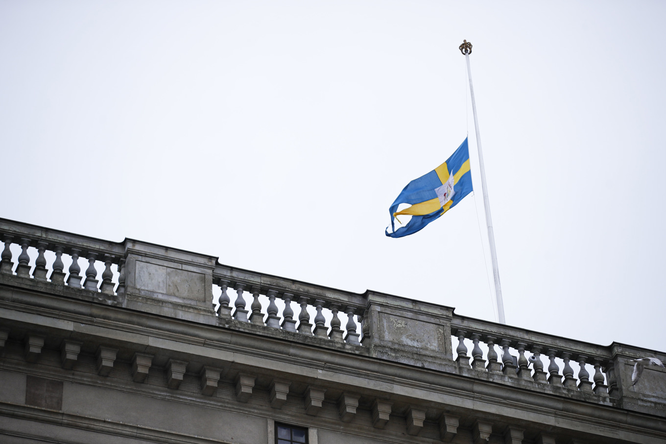 Under onsdagen flaggar bland annat Kungliga slottet i Stockholm och riksdagen på halv stång. Arkivbild. Foto: Caisa Rasmussen/TT