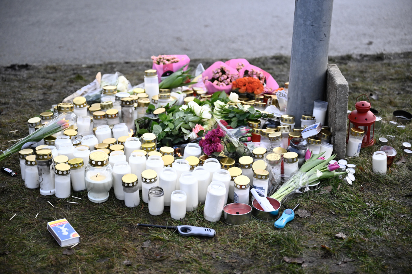 Blommor och ljus dagen efter skolskjutningen på Risbergska skolan i Örebro där minst 11 personer miste sina liv. Foto: Christine Olsson/TT