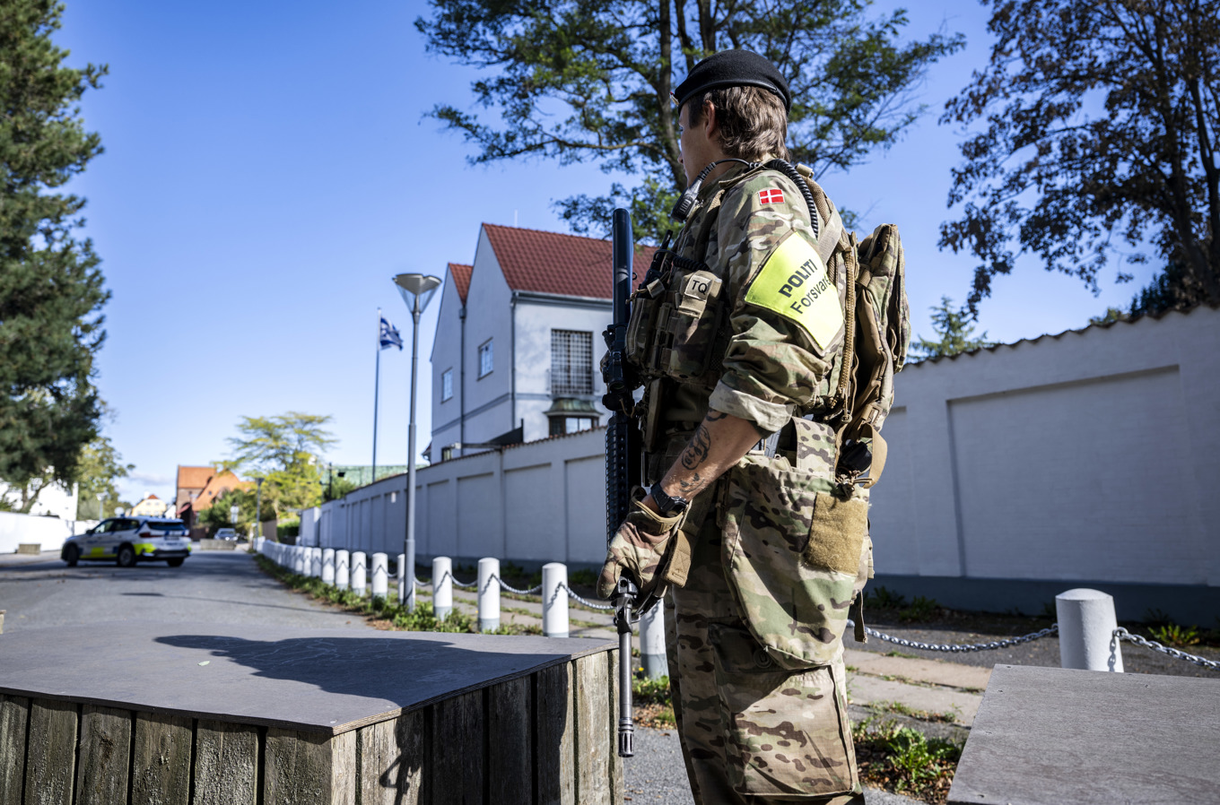 Dansk polis och militär på plats i området kring Israels ambassad i Köpenhamn efter att två handgranater exploderat i närheten tidigt på morgonen den 2 oktober förra året. Arkivbild. Foto: Johan Nilsson/TT
