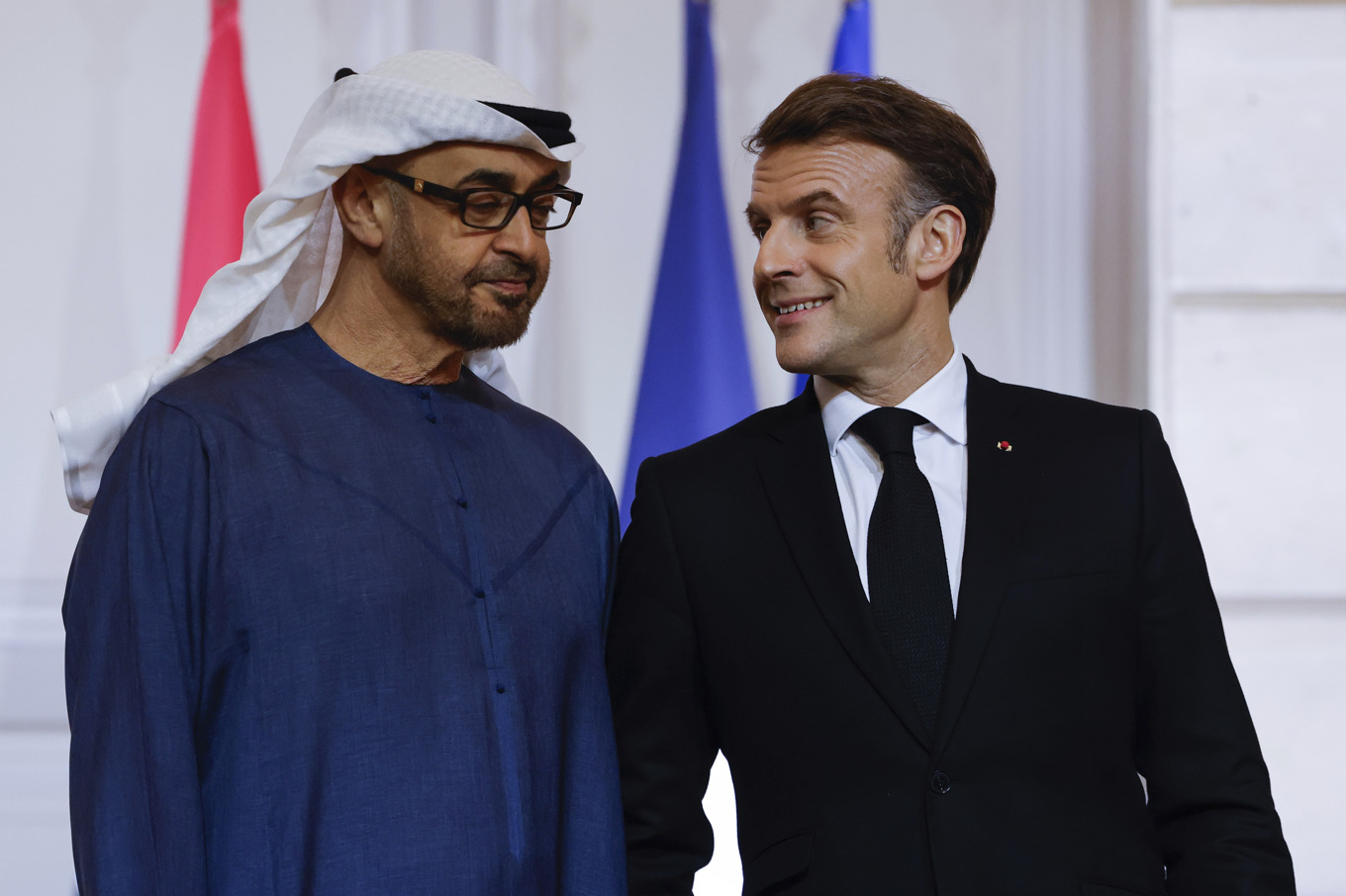Förenade arabemiratens president Sheikh Mohamed bin Zayed Al Nahyan och hans franske kollega Emmanuel Macron. Foto: Ludovic Marin/AP/TT