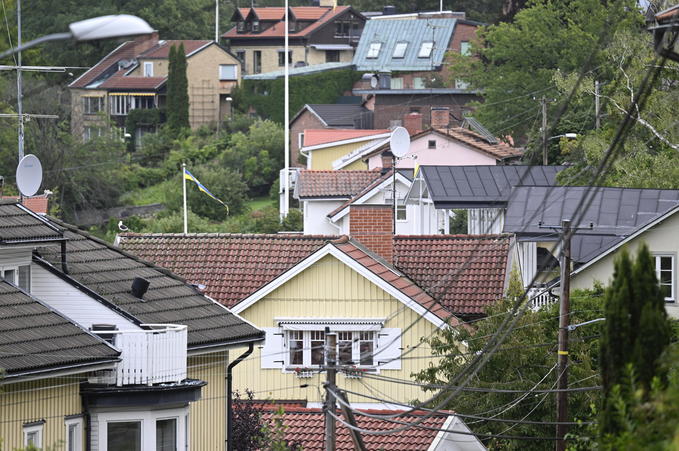 Drygt hälften av svenskarna tror på stigande bostadspriser på ett års sikt, enligt Länsförsäkringars boprisbarometer. Arkivbild. Foto: Fredrik Sandberg/TT