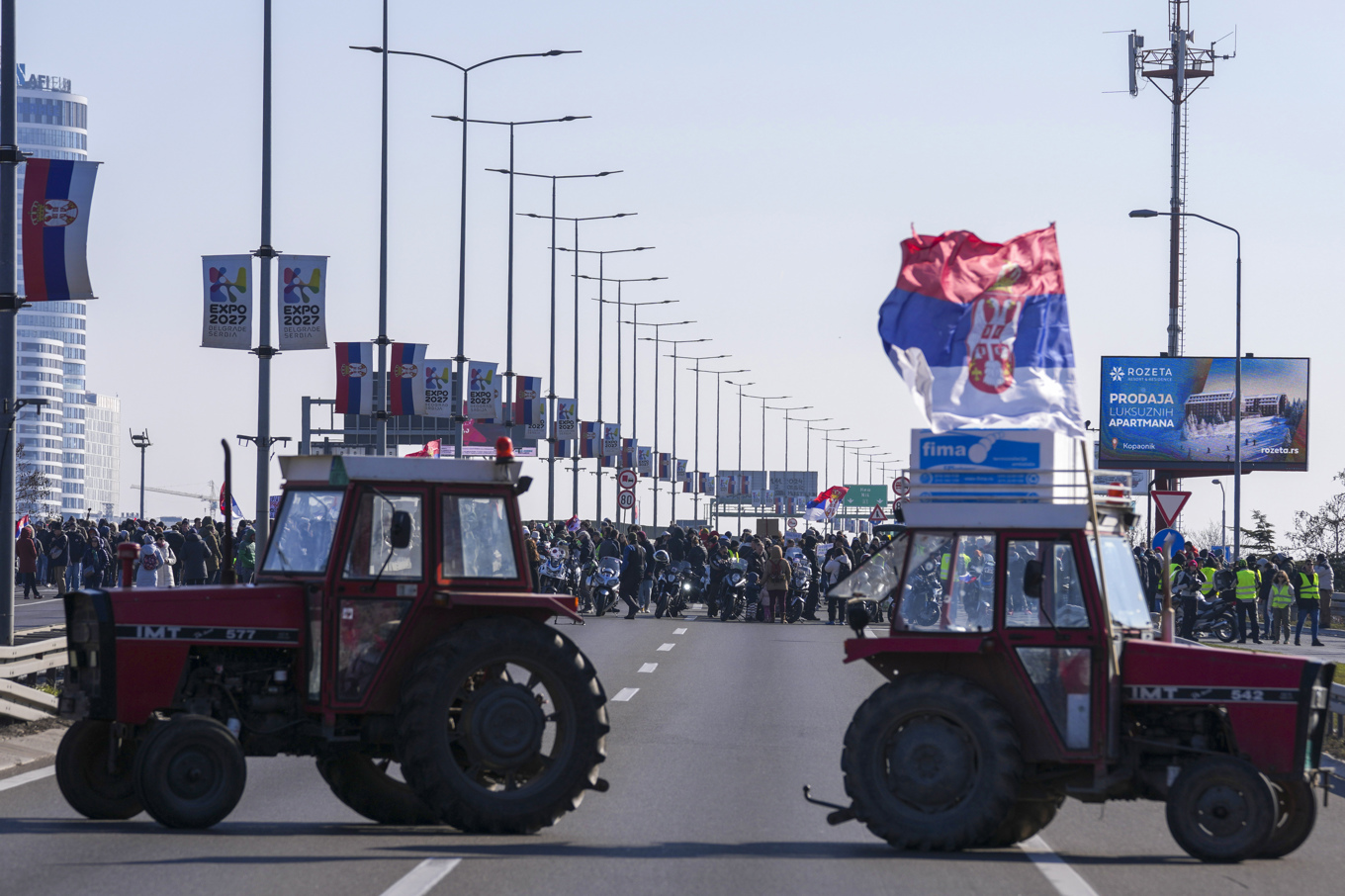 Studenterna blockerade även vägar, däribland en motorväg i Belgrad. Foto: Darko Vojinovic/AP/TT