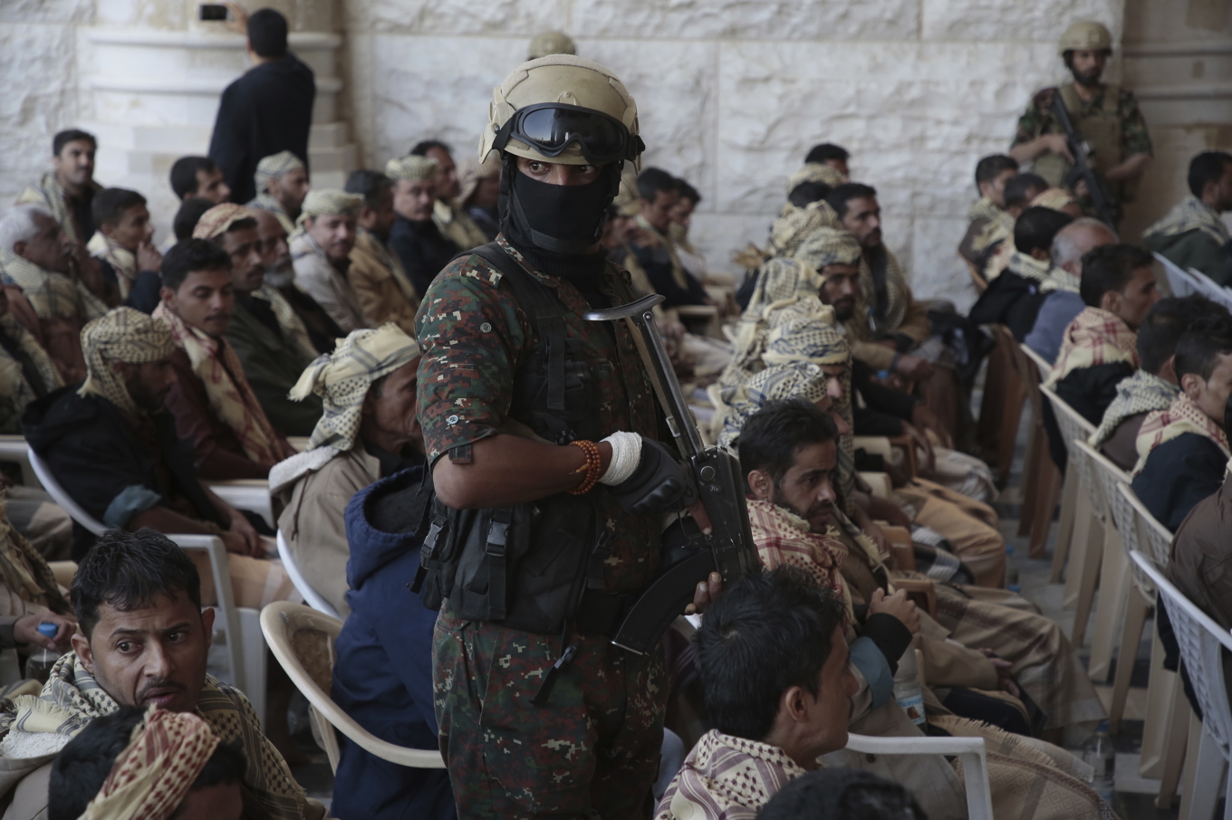 En beväpnad medlem i Huthirörelsen. Arkivbild. Foto: Osamah Abdulrahman/AP/TT