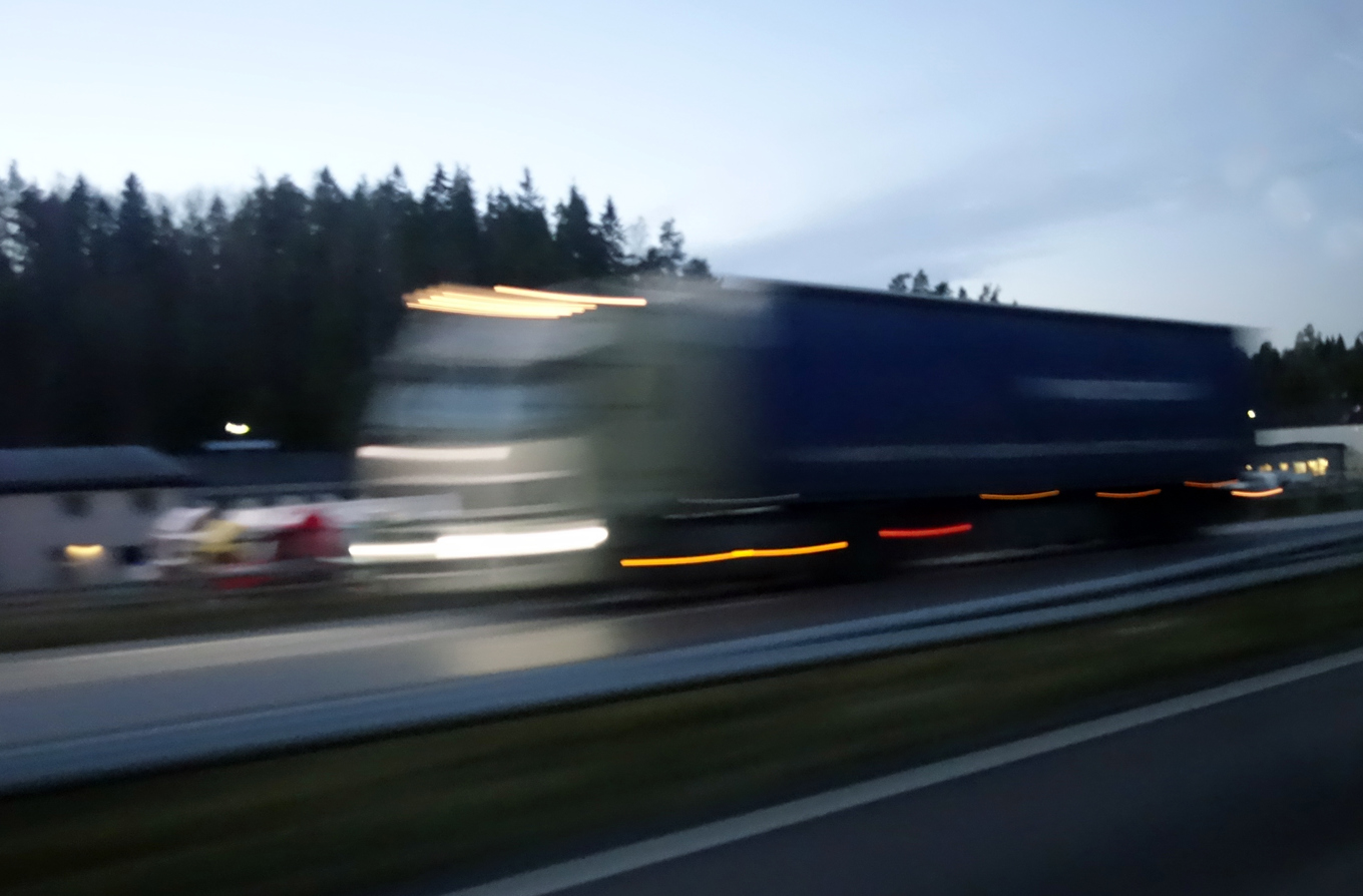 En man i 20-årsåldern döms för att vid tre tillfällen ha kastat sten mot bilar på E6 från en gångbro. Arkivbild. Foto: Hasse Holmberg/TT