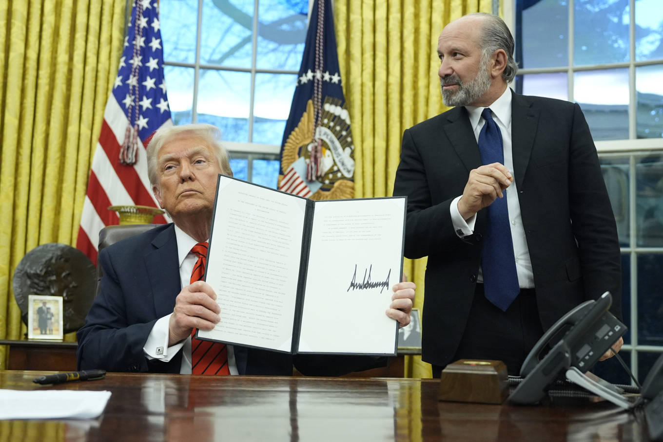 President Donald Trump skriver på sin order om ståltullar i Ovala rummet i Vita huset sent på måndagskvällen svensk tid. Foto: Alex Brandon/AP/TT