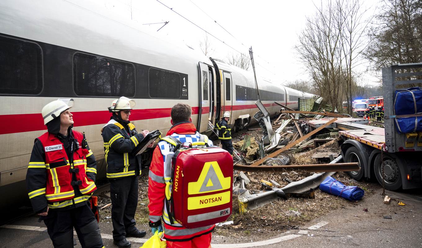 Räddningspersonal vid tåget i Hamburg. Foto: Daniel Bockwoldt/AP/TT