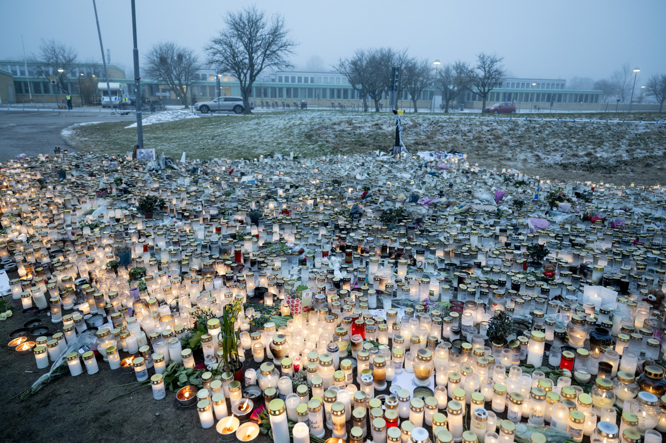 Blommor och ljus vid minnesplatsen utanför skolan efter skolskjutningen i Risbergska skolan där 11 personer miste sina liv. Foto: Christine Olsson/TT