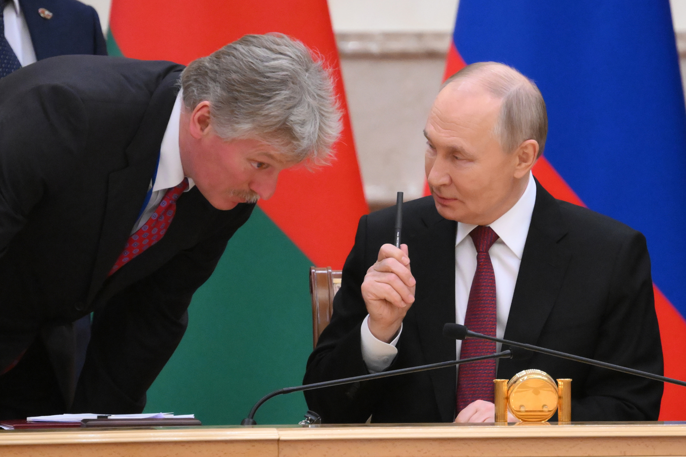 Vladimir Putin (till höger) med sin talesperson Dmitrij Peskov. Arkivbild. Foto: Grigory Sysoyev/Sputnik/Kreml/poolfoto via AP/TT