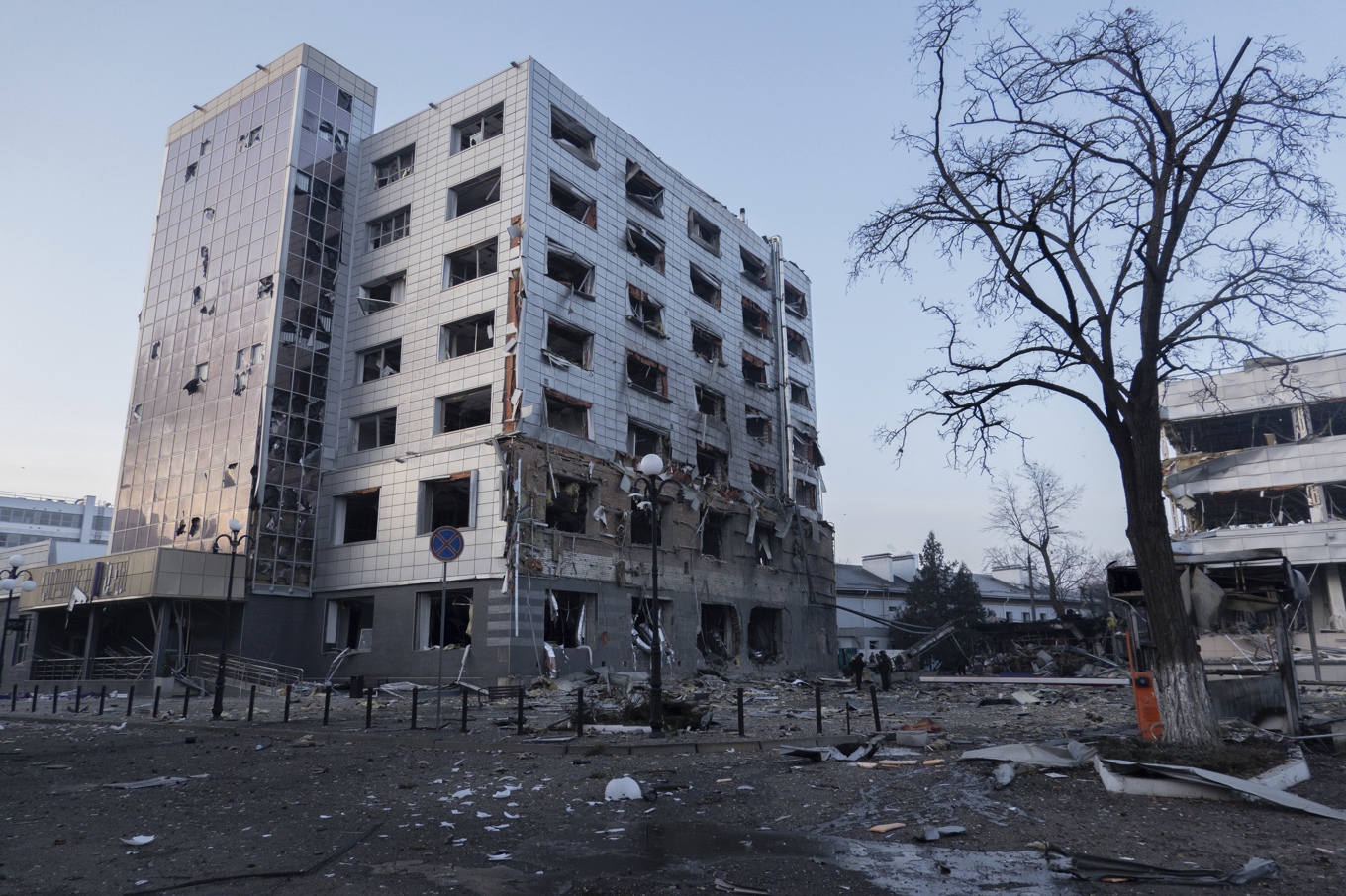 Ett kontorshus i Kiev bombades i ett ryskt anfall under natten. Foto: Alex Babenko/AP/TT