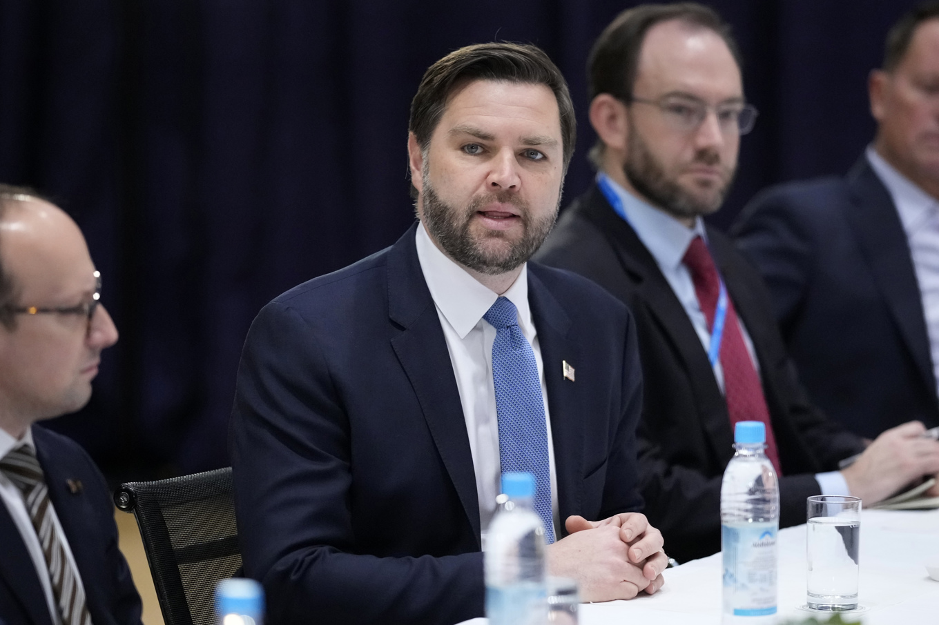 USA:s vicepresident JD Vance, i bildens mitt, under ett möte i samband med fredagens säkerhetskonferens i tyska München. Foto: Matthias Schrader/AP/TT