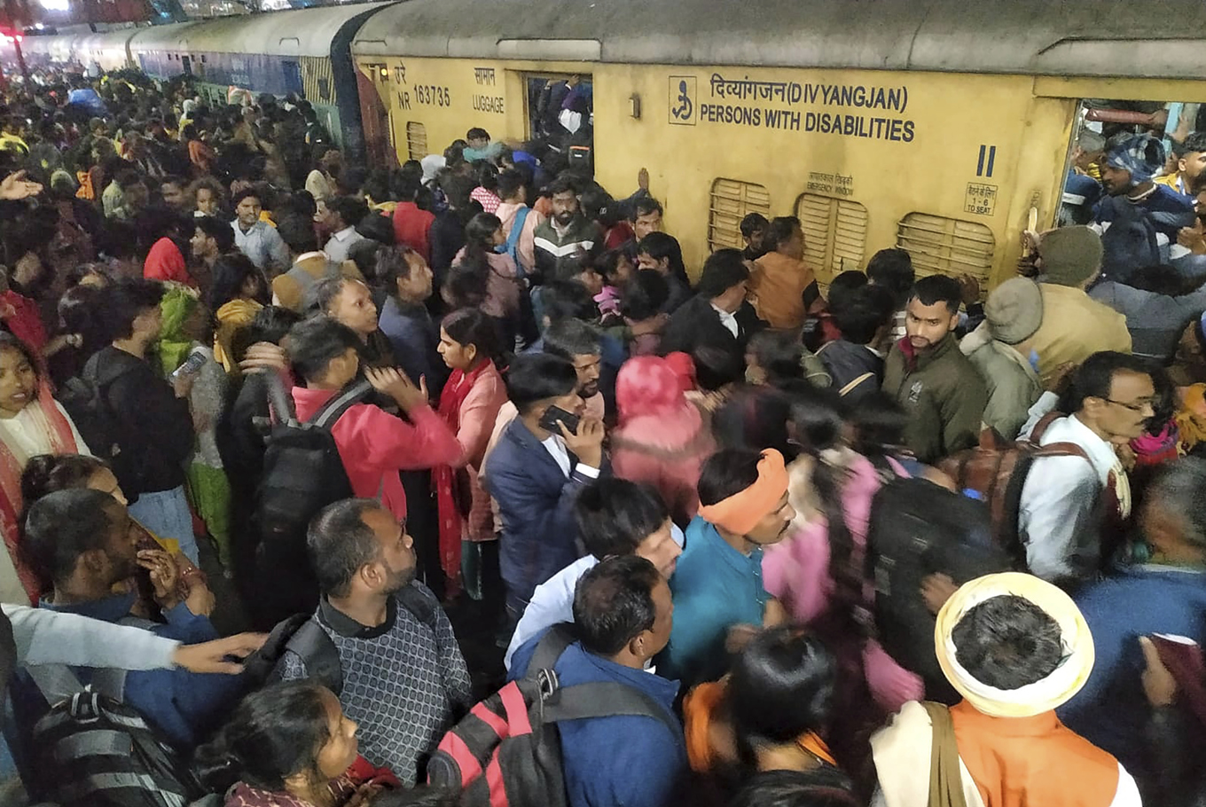Kaos utbröt på järnvägsstationen i New Delhi på lördagen. Foto: AP/TT