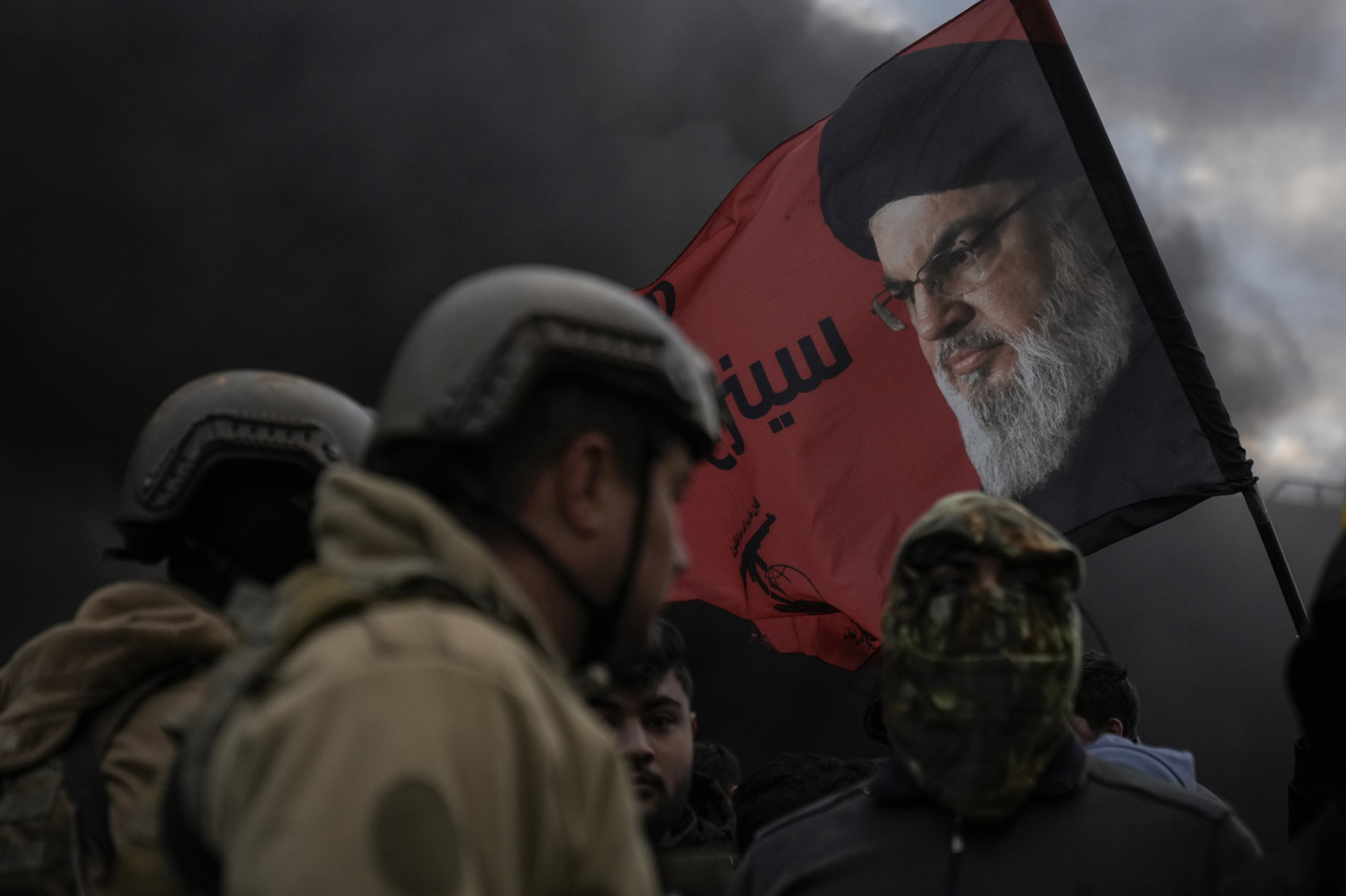 Bild från ett tidigare tillfälle i februari, då Hizbollahanhängare också blockerade vägen mellan centrala Beirut och landets internationella flygplats. Foto: Bilal Hussein/AP/TT