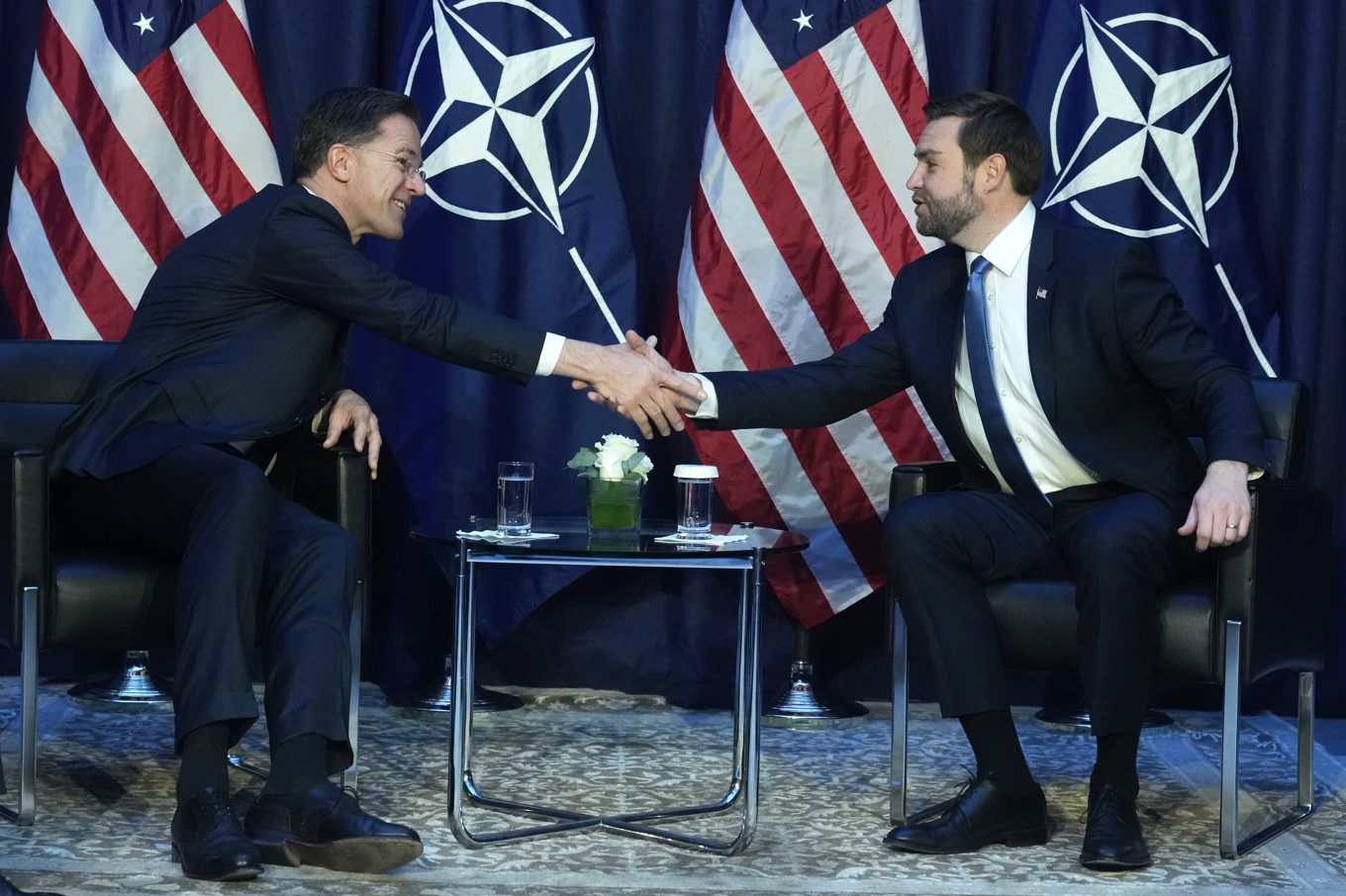 USA:s vicepresident JD Vance, till höger, skakade hand med Natos generalsekreterare Mark Rutte vid säkerhetskonferensen i München på fredagen. Foto: Matthias Schrader/AP/TT