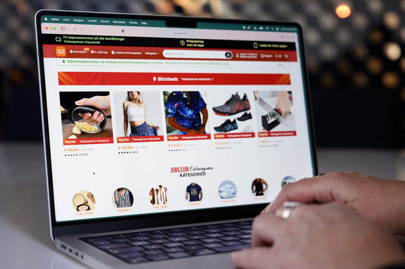 Svenskarna har de senaste åren handlat allt mer från Kina, inte minst från lågprisföretagen Temu och Shein. Foto: Jessica Gow/TT