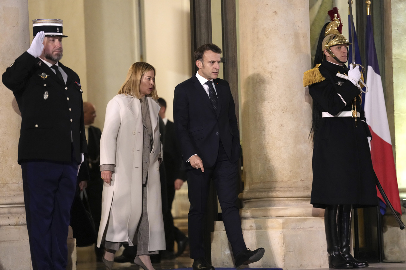 Frankrikes president Emmanuel Macron med Italiens premiärminister Giorgia Meloni när hon lämnar mötet om Ukraina i Paris. Foto: Aurelien Morissard/AP/TT